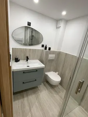 Salle de bains dans l'établissement Pasteur, Vieil Antibes, Proche port
