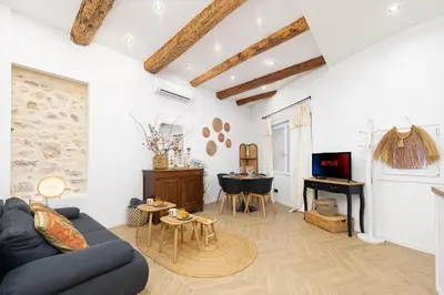 Télévision ou salle de divertissement dans l'établissement Charmant 2 pièces - Coeur de la vieille ville - EU