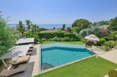 Piscine de l'établissement Large house with pool and sea view in Vallauris ou située à proximité