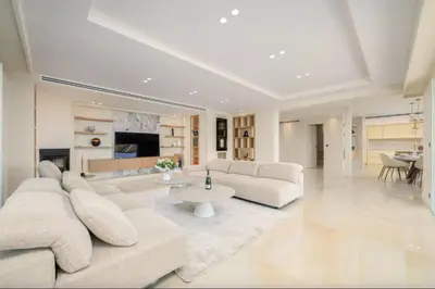 Télévision ou salle de divertissement dans l'établissement Large house with pool and sea view in Vallauris