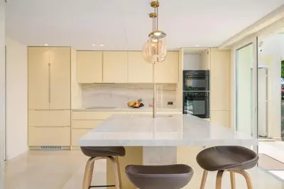Cuisine ou kitchenette dans l'établissement Large house with pool and sea view in Vallauris