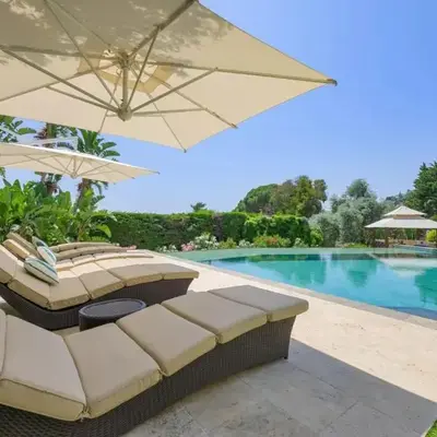 Large house with pool and sea view in Vallauris
