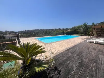 Piscine de l'établissement Le paradis d Antibes ou située à proximité