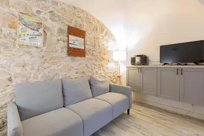 Télévision ou salle de divertissement dans l'établissement Charmante maison de ville au cœur du Vieil Antibes