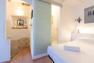 Un ou plusieurs lits dans un hébergement de l'établissement Charmante maison de ville au cœur du Vieil Antibes