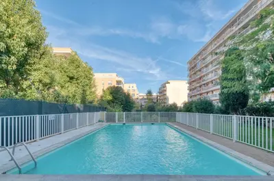 Piscine de l'établissement A C 2BDR 6P flat just two minutes from the beach! ou située à proximité