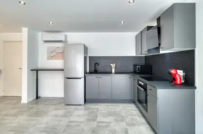 Cuisine ou kitchenette dans l'établissement A C 2BDR 6P flat just two minutes from the beach!