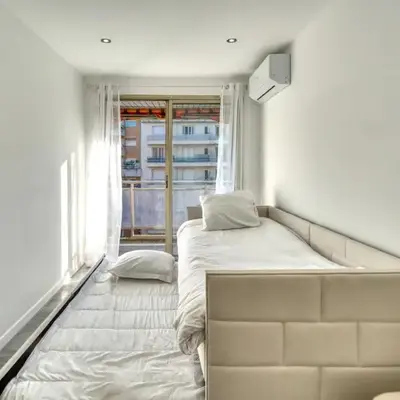 A C 2BDR 6P flat just two minutes from the beach!
