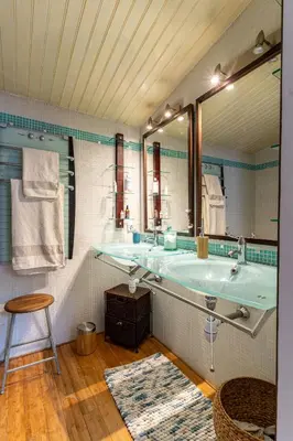 Salle de bains dans l'établissement L’Écrin des Collines Calme et panorama ensoleillé