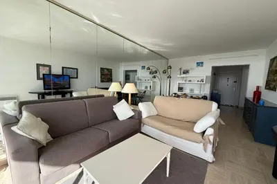 Télévision ou salle de divertissement dans l'établissement 06DJ - Apartment with sea view for 4 people - terrace