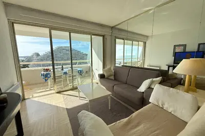 Coin salon dans l'établissement 06DJ - Apartment with sea view for 4 people - terrace