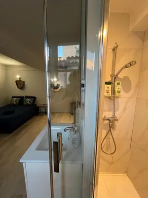 Salle de bains dans l'établissement Parenthèse dans la cité des potiers
