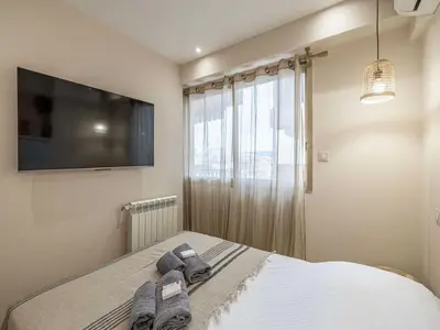 Télévision ou salle de divertissement dans l'établissement Renovated flat 250m from the beach - Town centre - 2BR 6p