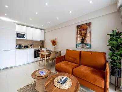 Cuisine ou kitchenette dans l'établissement Renovated flat 250m from the beach - Town centre - 2BR 6p