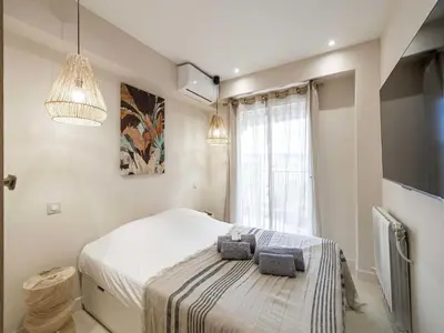 Un ou plusieurs lits dans un hébergement de l'établissement Renovated flat 250m from the beach - Town centre - 2BR 6p