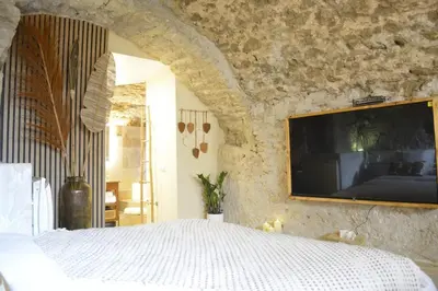 Télévision ou salle de divertissement dans l'établissement La Bulle, Spa Authentique et Romantique