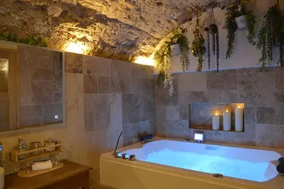 Salle de bains dans l'établissement La Bulle, Spa Authentique et Romantique
