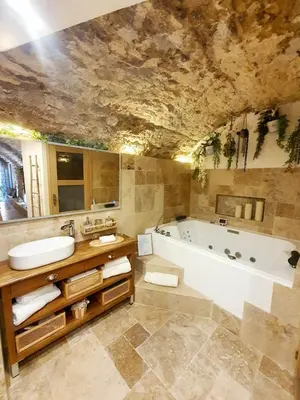 Salle de bains dans l'établissement La Bulle, Spa Authentique et Romantique