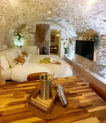 Télévision ou salle de divertissement dans l'établissement La Bulle, Spa Authentique et Romantique