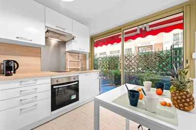 Cuisine ou kitchenette dans l'établissement Centre d'Antibes - Joli appartement rénové - EZ