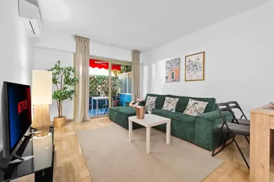 Télévision ou salle de divertissement dans l'établissement Centre d'Antibes - Joli appartement rénové - EZ