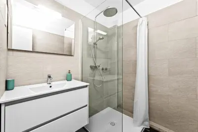 Salle de bains dans l'établissement Centre d'Antibes - Joli appartement rénové - EZ