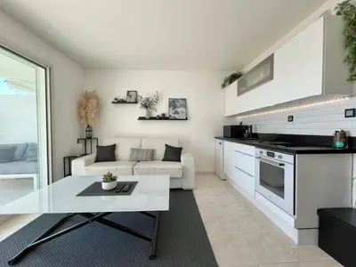 Cuisine ou kitchenette dans l'établissement Studio classé 3 étoiles vue mer - terrasse et plage