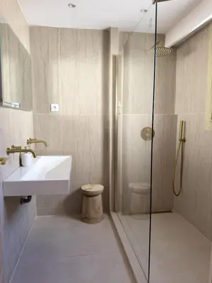 Salle de bains dans l'établissement 4-star suite close to Sea , Juan les Pins