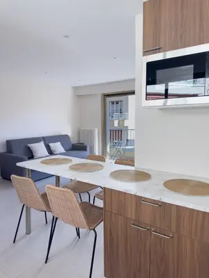 Cuisine ou kitchenette dans l'établissement 4-star suite close to Sea , Juan les Pins