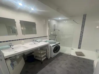 Salle de bains dans l'établissement Peaceful La Pinède apartment for couple