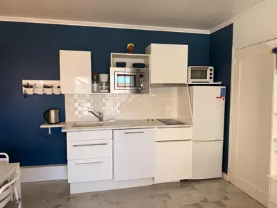 Cuisine ou kitchenette dans l'établissement Peaceful La Pinède apartment for couple