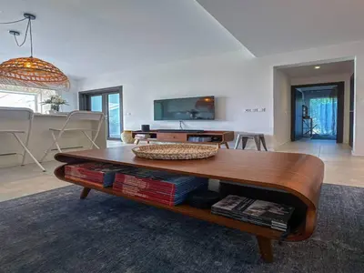Télévision ou salle de divertissement dans l'établissement Luxury Apartment in Juan les Pins