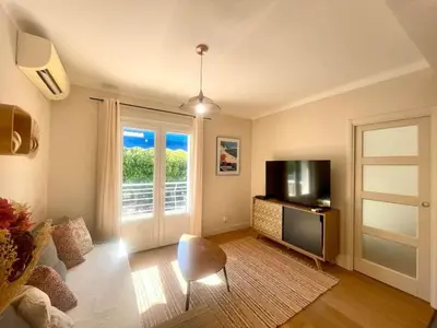 Télévision ou salle de divertissement dans l'établissement Cozy Apartment for 2 in Antibes