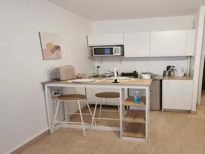 Cuisine ou kitchenette dans l'établissement Couple Stay by the French Riviera