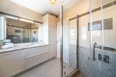 Salle de bains dans l'établissement COZYSTAY - Charmant 3 pièces en dernier étage