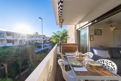 Balcon ou terrasse dans l'établissement 1-Br Apartment Near the Beach and the Croisette Palm Beach