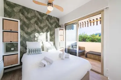 Un ou plusieurs lits dans un hébergement de l'établissement 1-Br Apartment Near the Beach and the Croisette Palm Beach