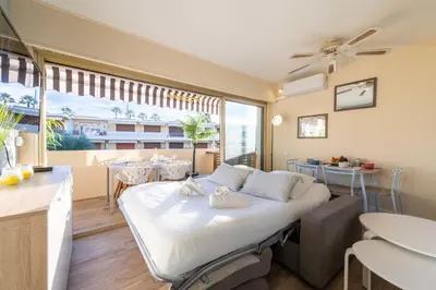 Coin salon dans l'établissement 1-Br Apartment Near the Beach and the Croisette Palm Beach