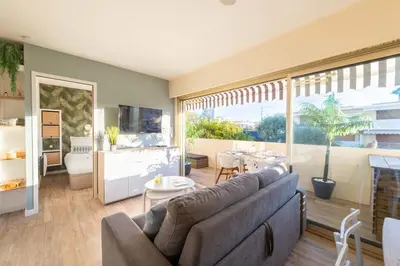Coin salon dans l'établissement 1-Br Apartment Near the Beach and the Croisette Palm Beach