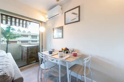 Coin salon dans l'établissement 1-Br Apartment Near the Beach and the Croisette Palm Beach