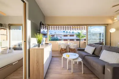 Coin salon dans l'établissement 1-Br Apartment Near the Beach and the Croisette Palm Beach