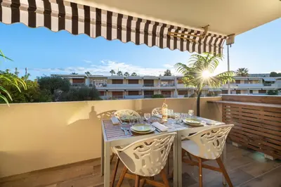 Balcon ou terrasse dans l'établissement 1-Br Apartment Near the Beach and the Croisette Palm Beach