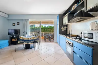 Cuisine ou kitchenette dans l'établissement Appartement élégant à Antibes - Welkeys