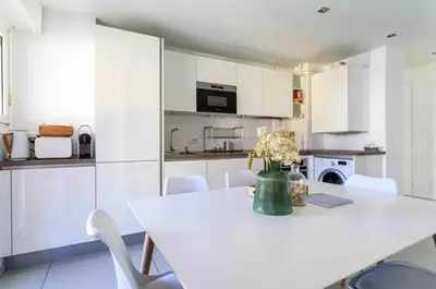 Cuisine ou kitchenette dans l'établissement Cannes 2 bedrooms apartment & 2 bathrooms - 160A