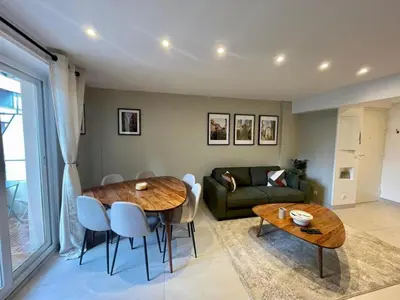 Coin salon dans l'établissement Spacious Group Stay in Antibes