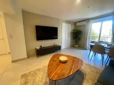 Télévision ou salle de divertissement dans l'établissement Spacious Group Stay in Antibes