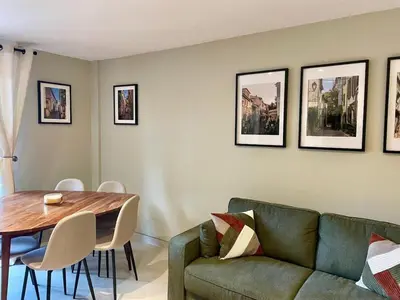 Coin salon dans l'établissement Spacious Group Stay in Antibes