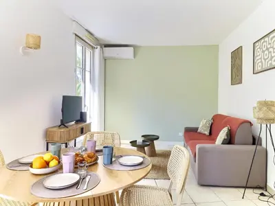 Coin salon dans l'établissement Family apartment in Juan les Pins