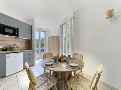 Cuisine ou kitchenette dans l'établissement Family apartment in Juan les Pins
