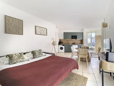 Cuisine ou kitchenette dans l'établissement Family apartment in Juan les Pins